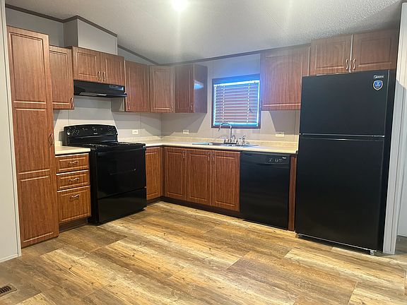 5th image of 20 Riviera Courts Dr