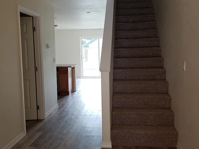 657 SE 8th St — Photo 2