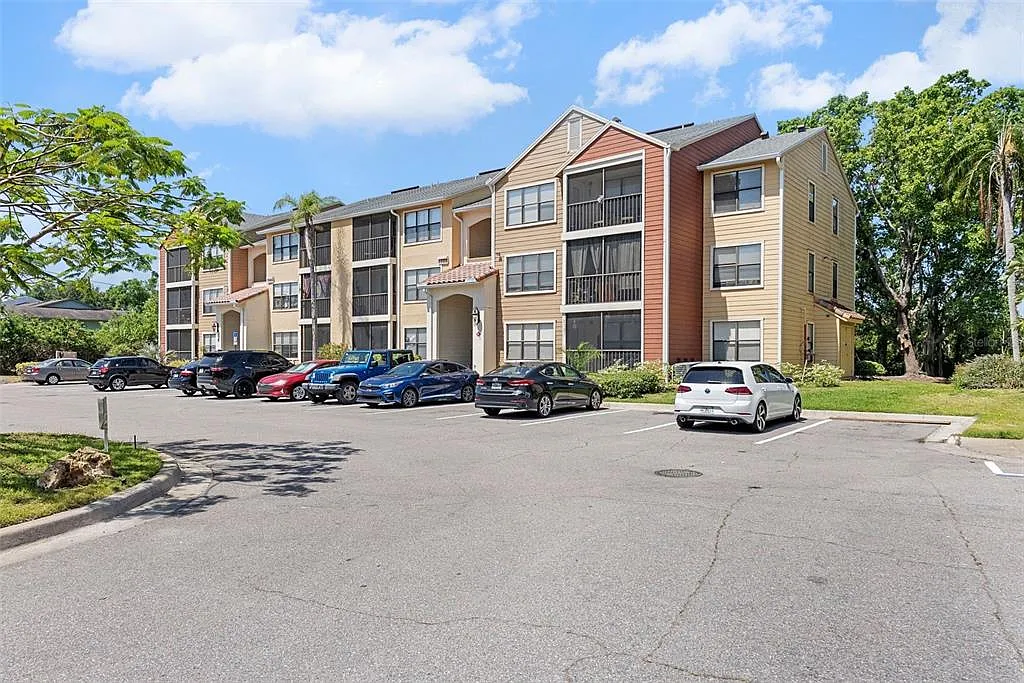 2 bed, 1.0 bath, 857 sqft, $1,950 — Photo 1