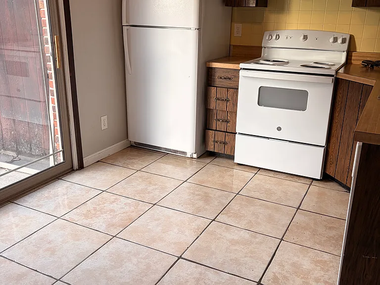 2516 Eastview Dr #C — Photo 2