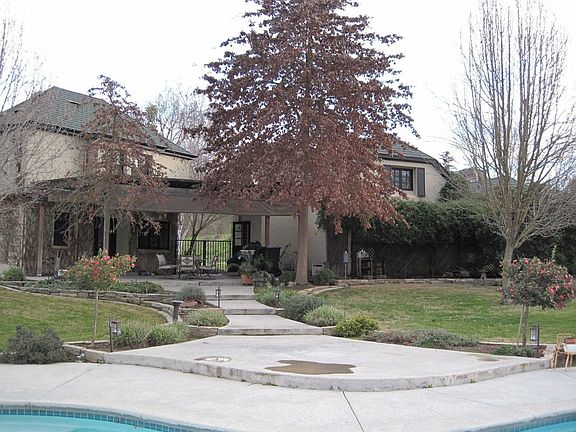 3rd image of 10917 Goldsborough Cir