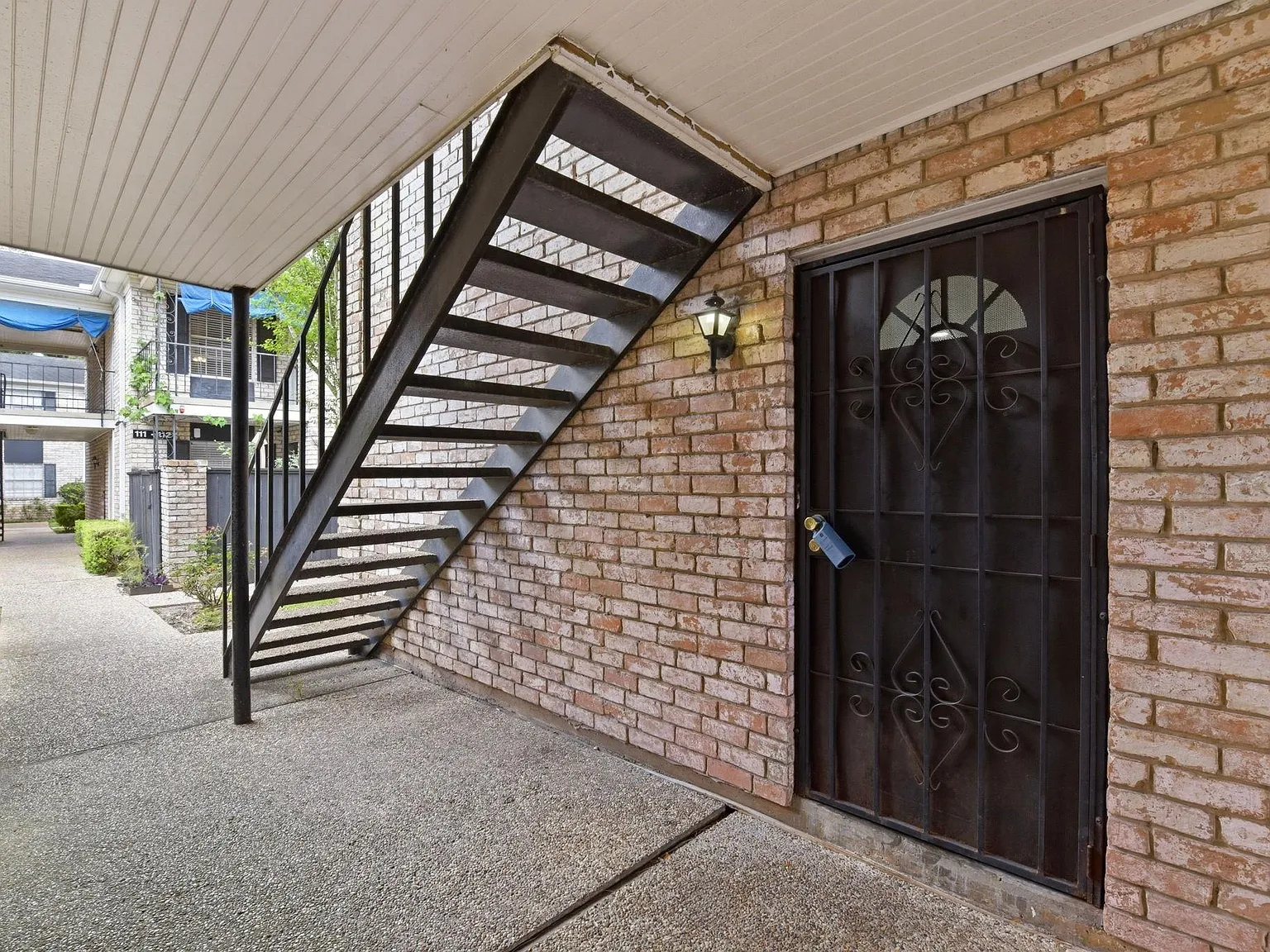 2 bed, 2.0 bath, 989 sqft, $1,500 — Photo 2