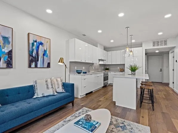 97 Elmwood St #207, Cambridge, MA 02140