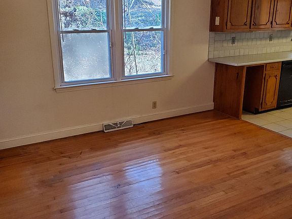 3rd image of 125 London Bridge Dr