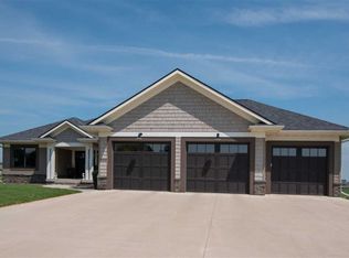 668 Colonial St, Sioux Center, IA 51250