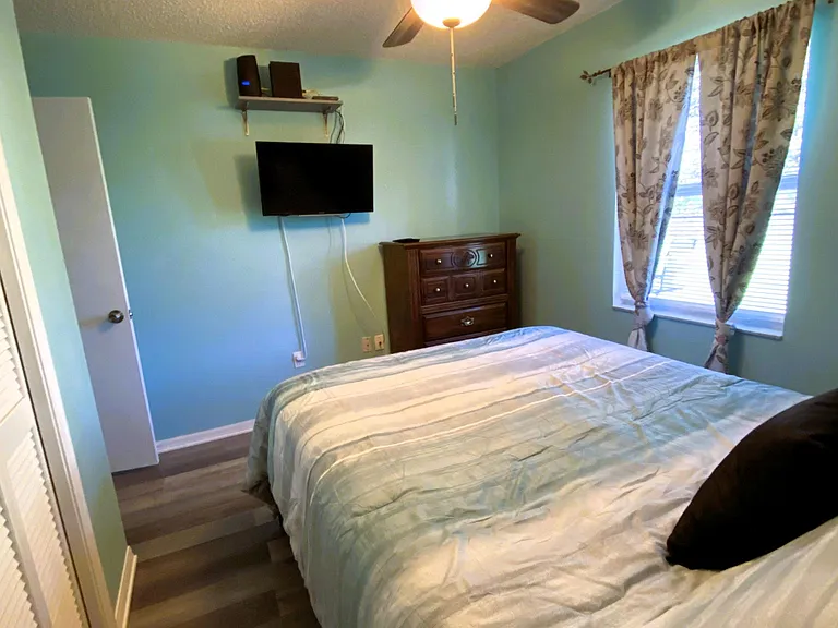 111 Lindale St — Photo 15