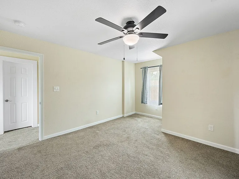 831 W 35th St — Photo 22