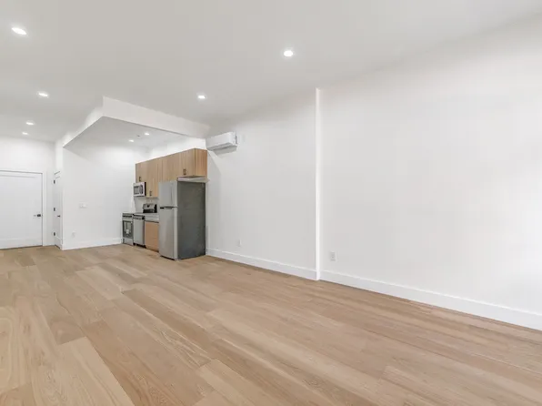 25-14 Newtown Avenue image 6 of 11