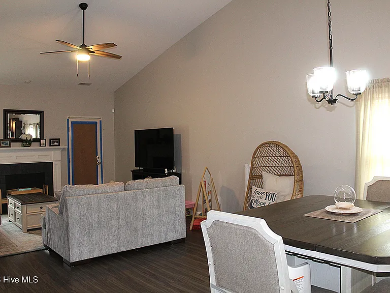221 Seville St — Photo 7