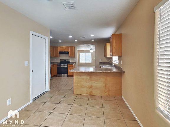 3rd image of 611 E Pacific Dr