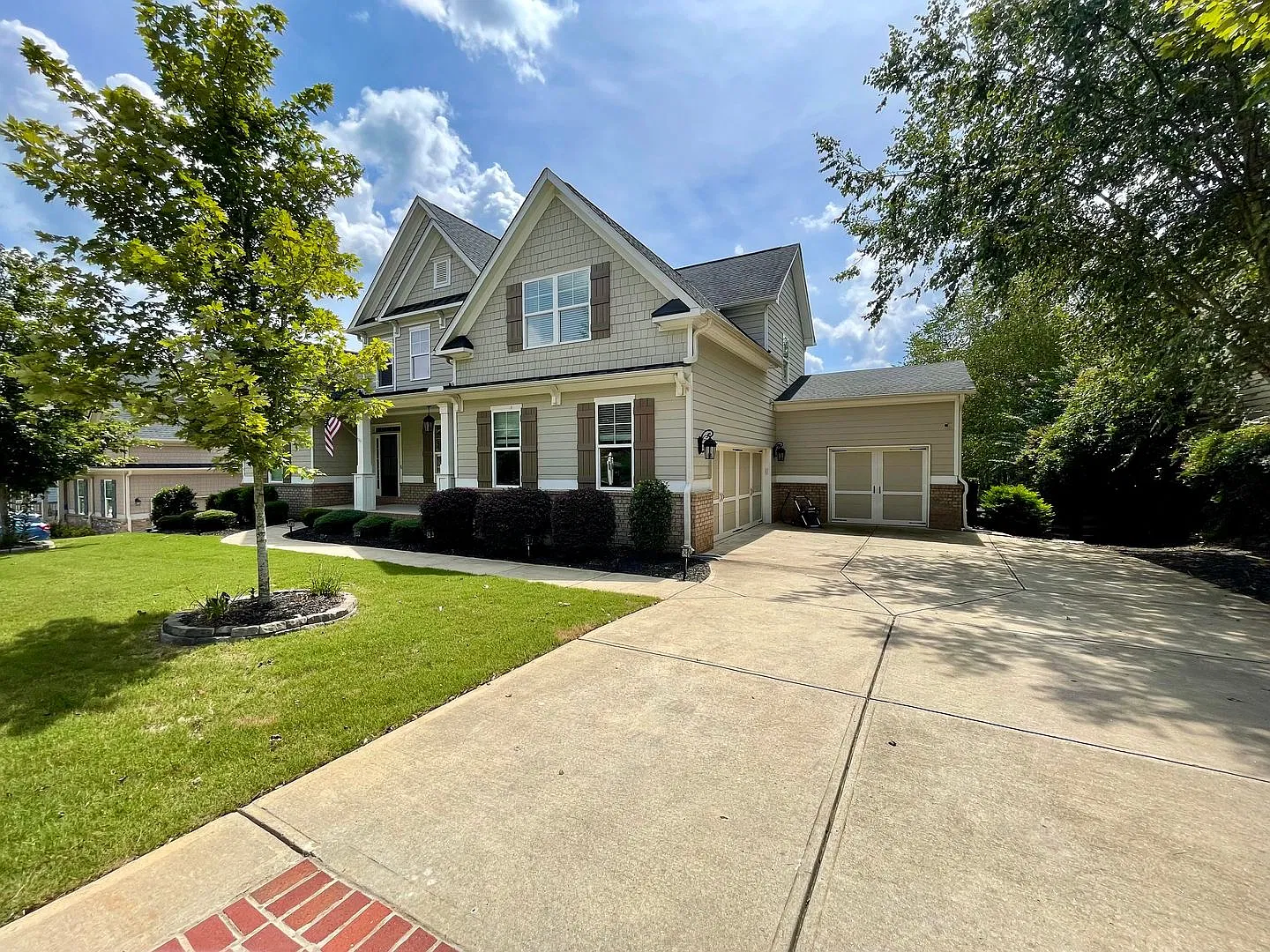 Gorgeous 4 bedroom 3.5 bath home in desirable River Rock Community — Photo 2