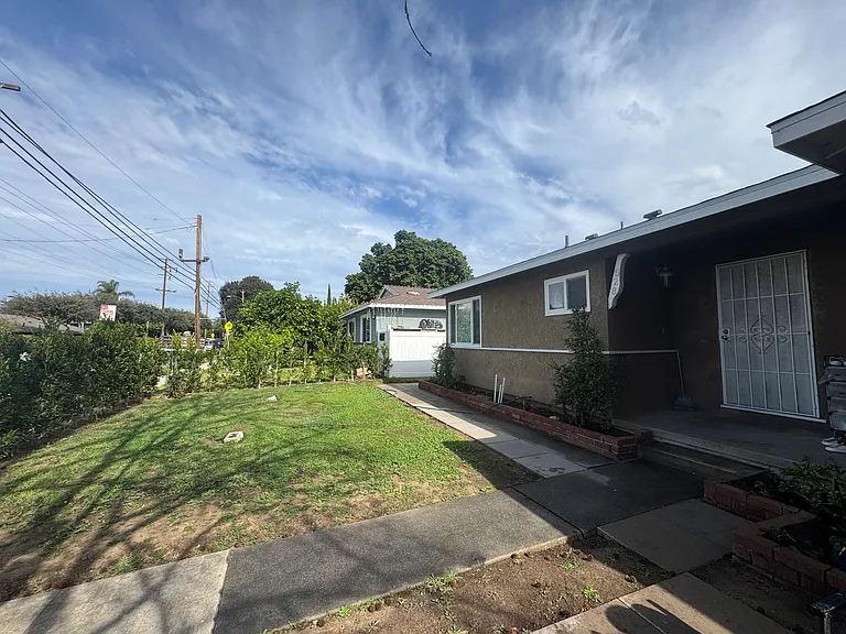 528 N Placentia Ave — Photo 44