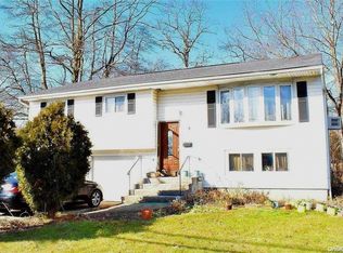 49 Main Ave, Wheatley Heights, NY 11798