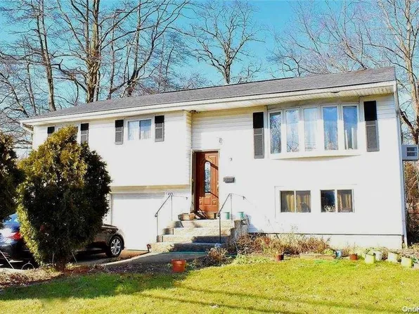 49 Main Avenue, Wheatley Heights, NY 11798
