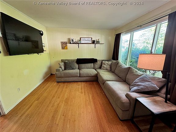 4th image of 211 Valencia Pl