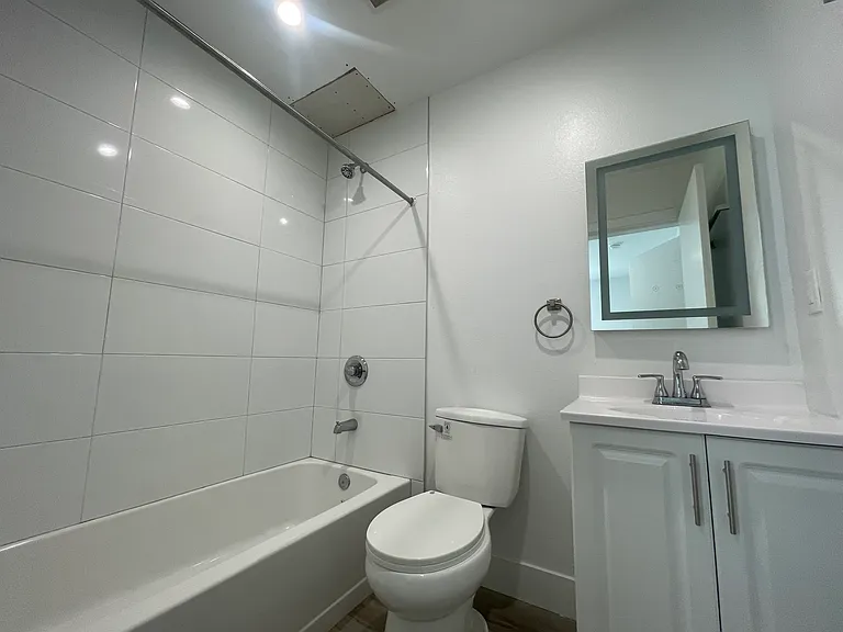 1532 W 37th St #6 — Photo 20