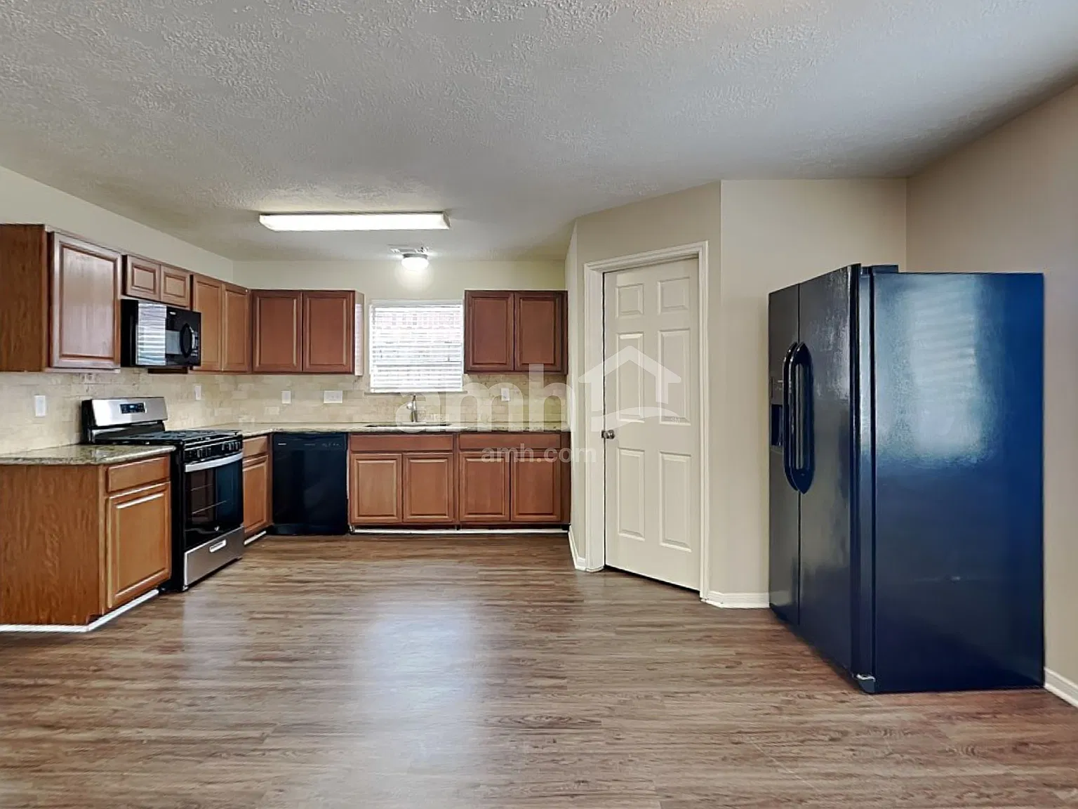 4 bed, 2.5 bath, 2721 sqft, $2,300 — Photo 3