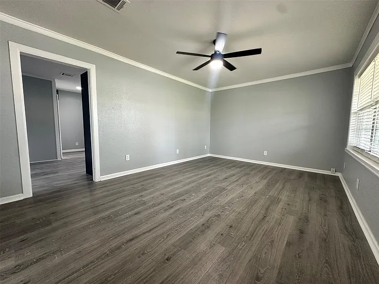 502 Avenue F — Photo 3