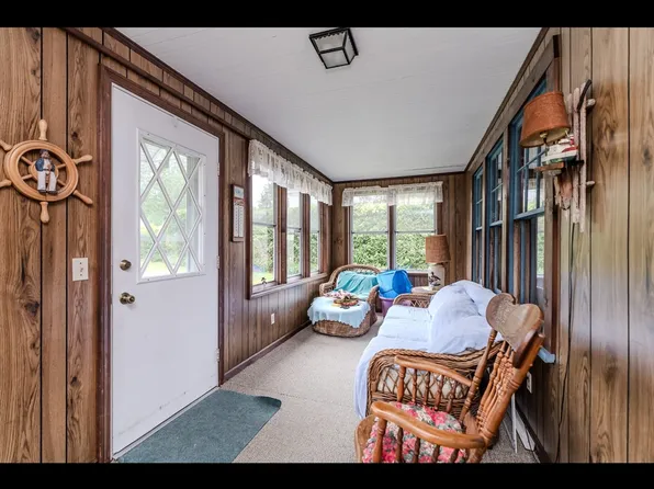 17 Elizabeth St, East Longmeadow, MA 01028