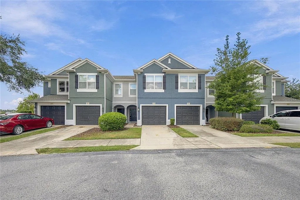 3 bed, 2.5 bath, 1584 sqft, $1,725 — Photo 1