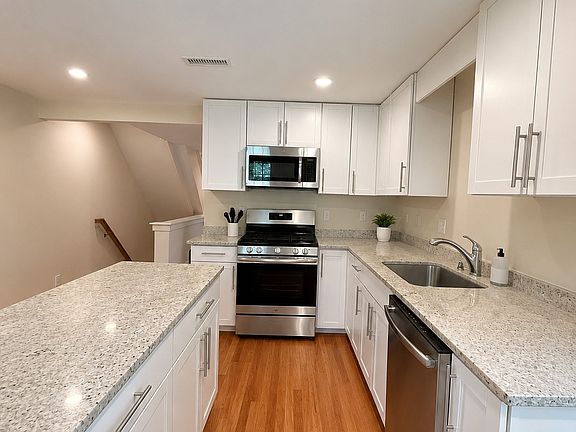 5th image of 30 Willow St
