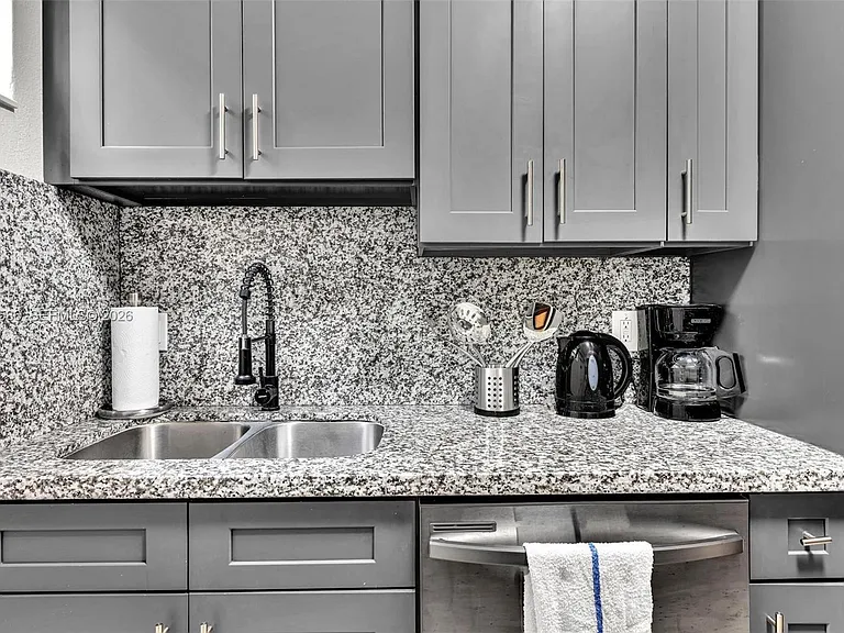 10004 E Bay Harbor Dr #4 — Photo 9