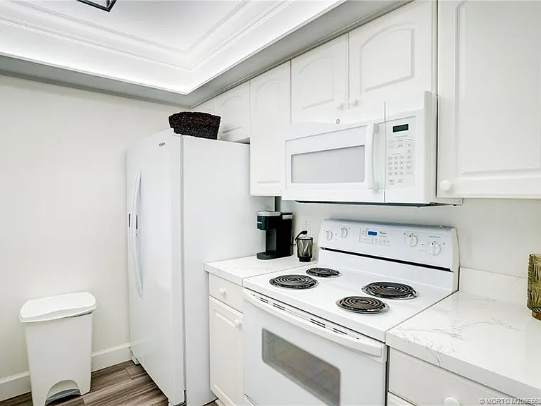 5601 NE Gulfstream Way — Photo 36