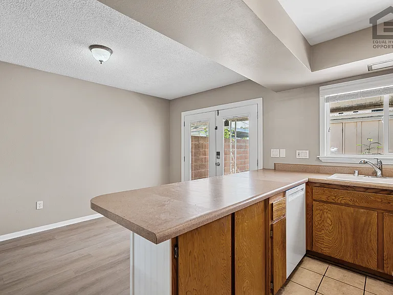 1533 W Hazelwood St — Photo 12
