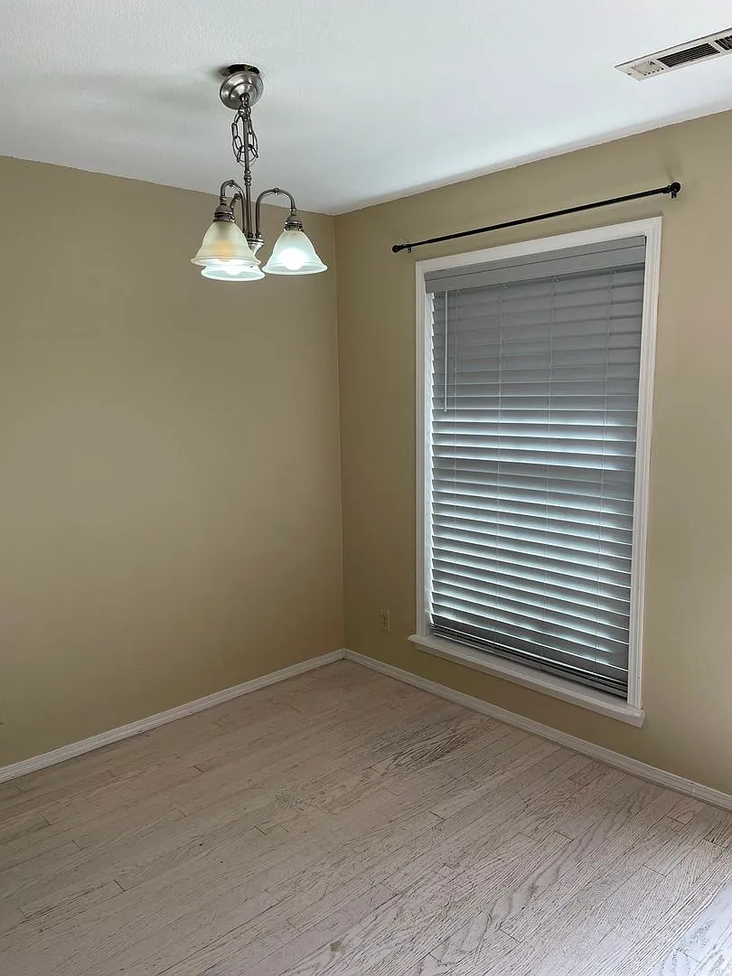 Darling 1 Bed, 1.5 Bath Townhouse with small Fenced Yard! — Photo 4