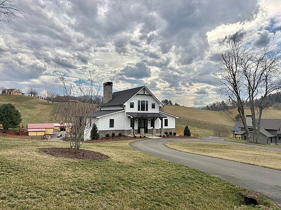 3rd image of 190 Farmhouse Village Trl