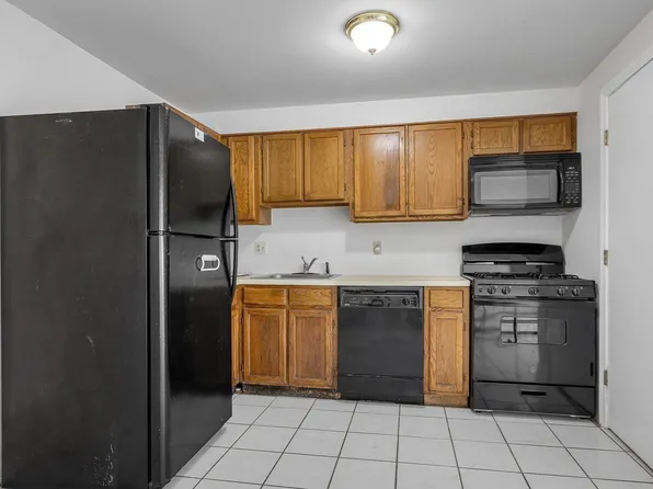 74 Roper St #F, Lowell, MA 01852