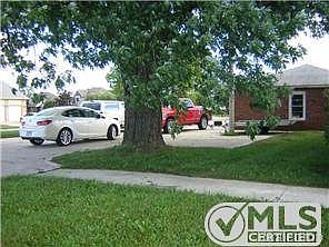 SIDE ENTRY DETACHED GARAGE WITH AMPLE PARKING