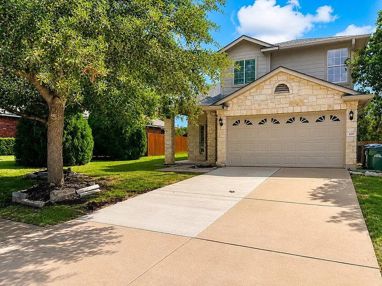 1101 Whitley Dr — Photo 2