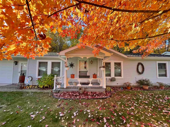 237 Woodlawn Dr, Saint Charles, MI 48655