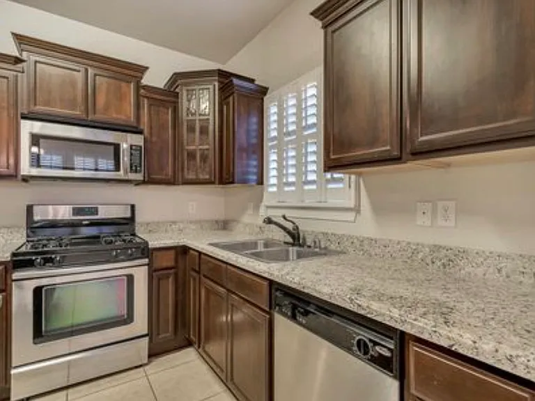 7433 Gulf Creek Dr — Photo 3