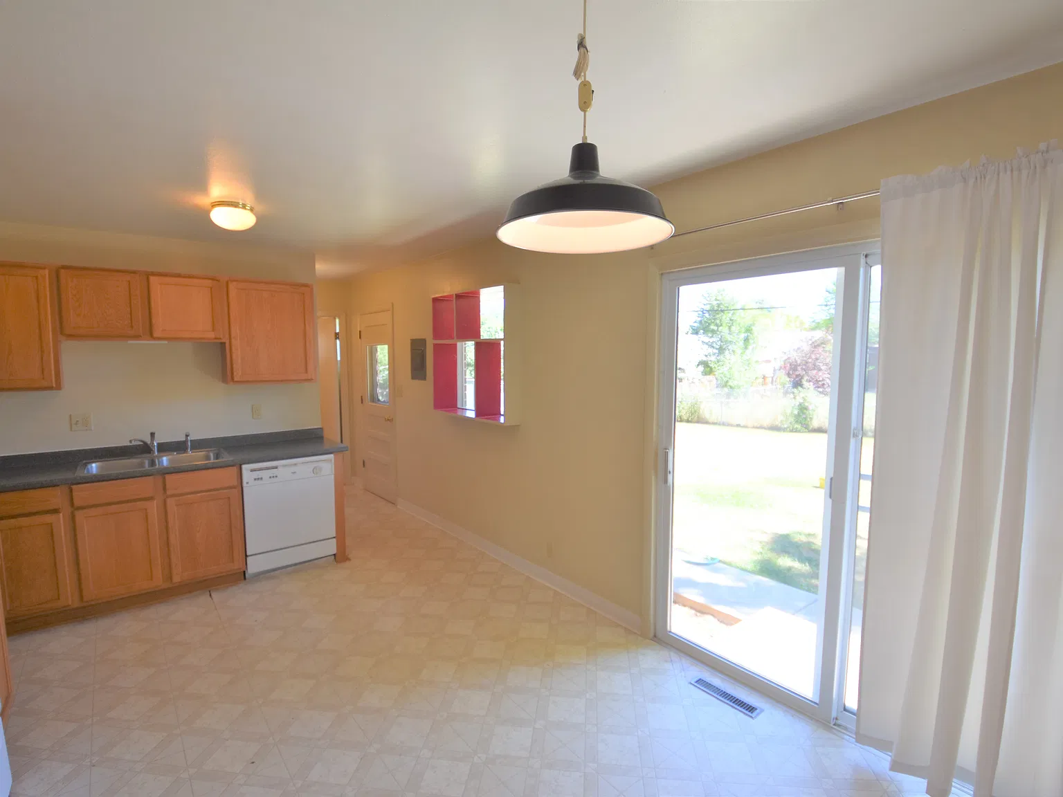 3 bed, 1.5 bath, $3,850 — Photo 2