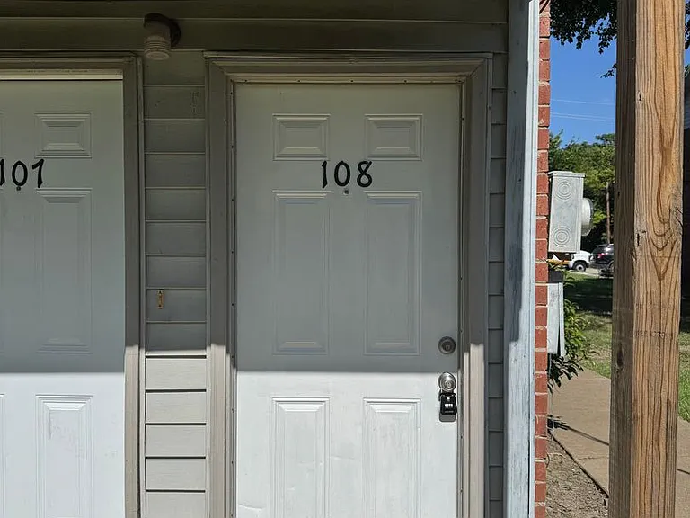 805 SE 4th St #108 — Photo 2