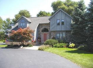 12 Briar Hill Dr, Rochester, NY 14626