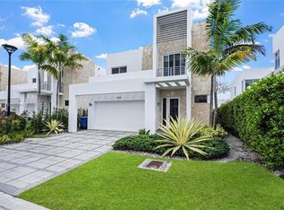 10330 NW 68th St, Doral, FL 33178