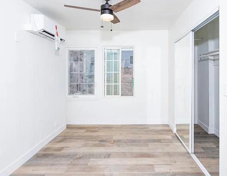 1587 W 35th Pl — Photo 8