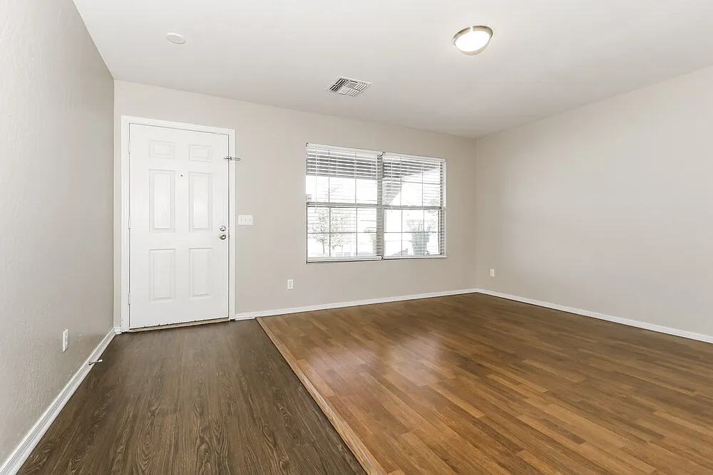 3 bed, 2.0 bath, 1759 sqft, $2,270 — Photo 3