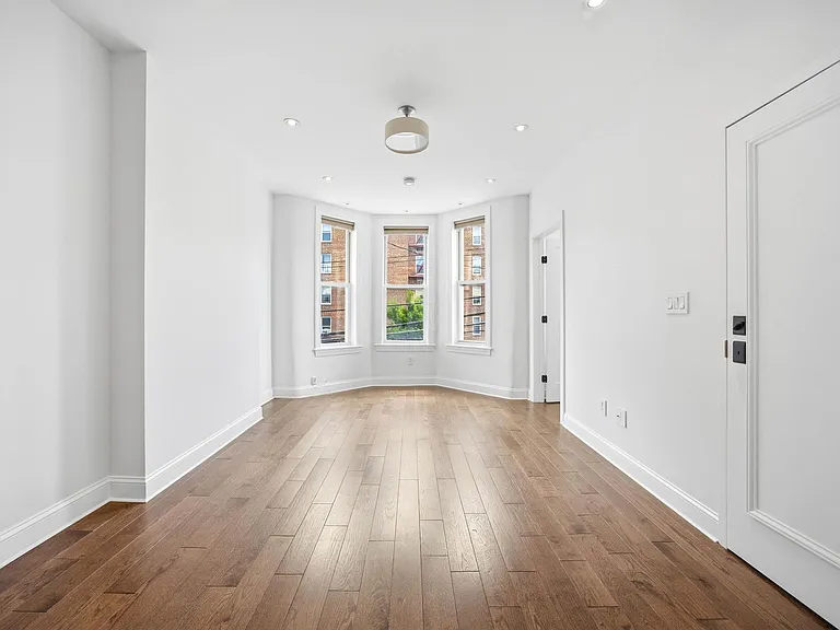 3184 Crescent St #2 — Photo 5