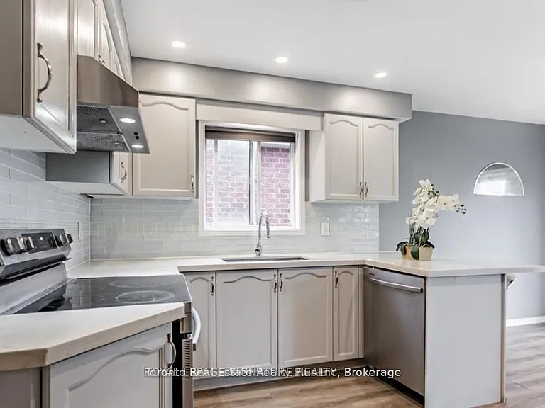 18 Preston Ave — Photo 5