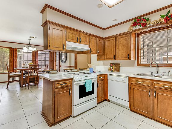 4th image of 311 S Philo Dr