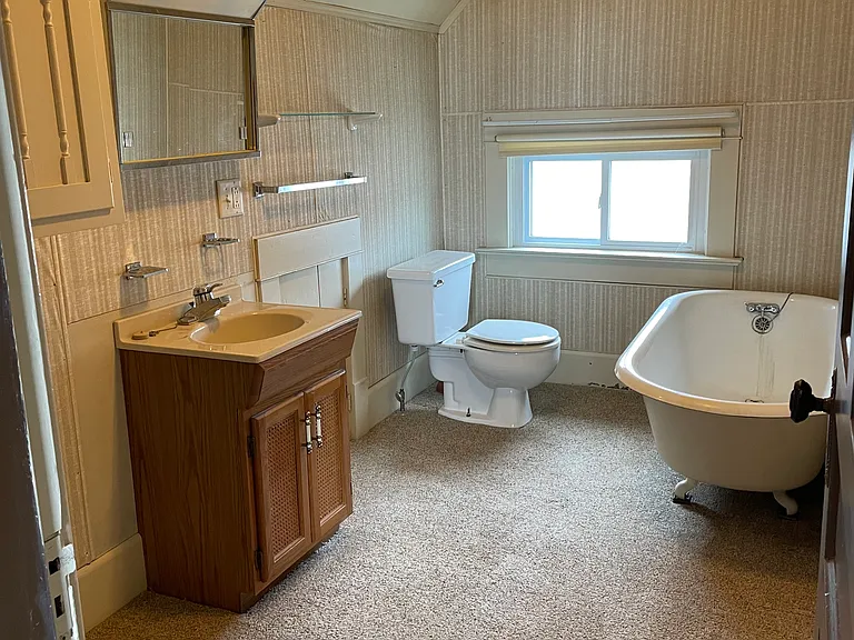 1055 E Market St — Photo 11