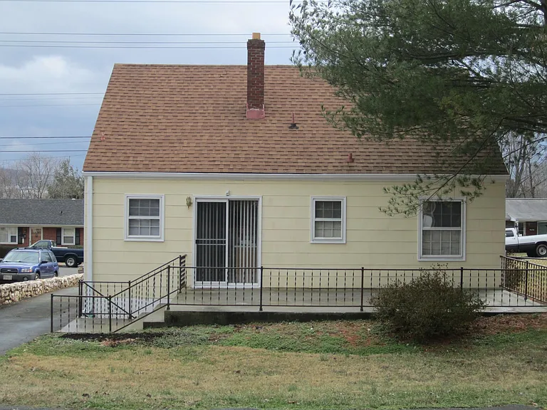 1027 Saint Clair Ave #A — Photo 2