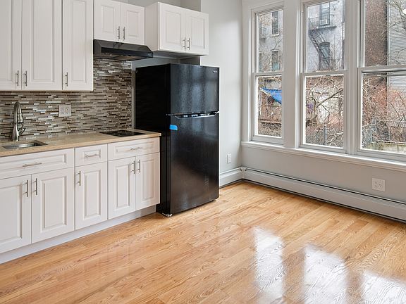 3rd image of 718 Union Ave #2