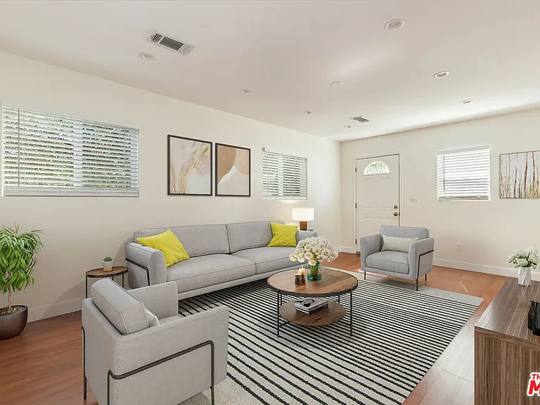 1206 N Beachwood Dr — Photo 1