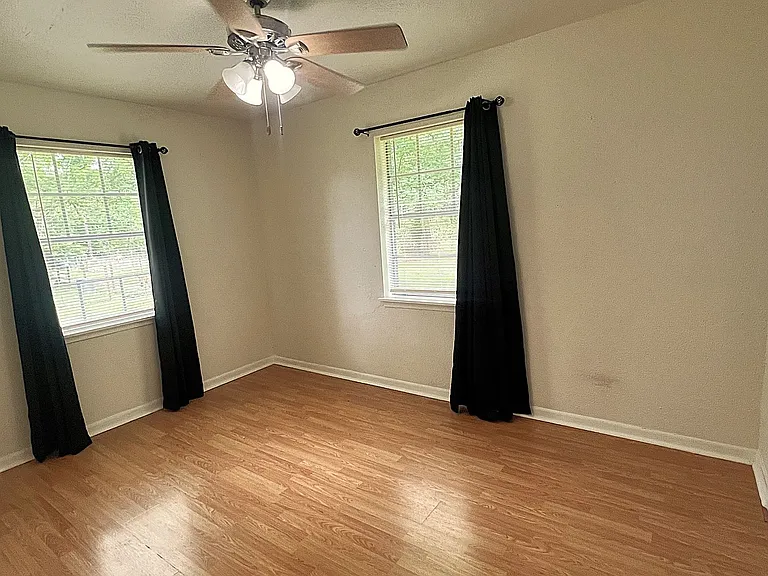 560 Beverly Dr — Photo 14