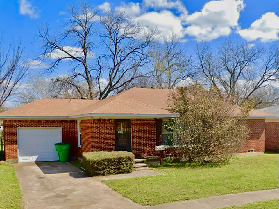 402 Meadow Dr